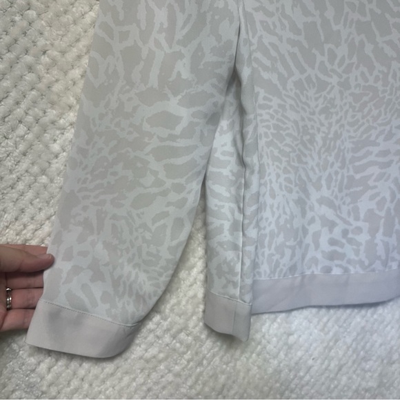 LOFT Womens Long Sleeve Blouse Round Neckline Animal Print Leightweight Sz MP - Picture 4 of 6